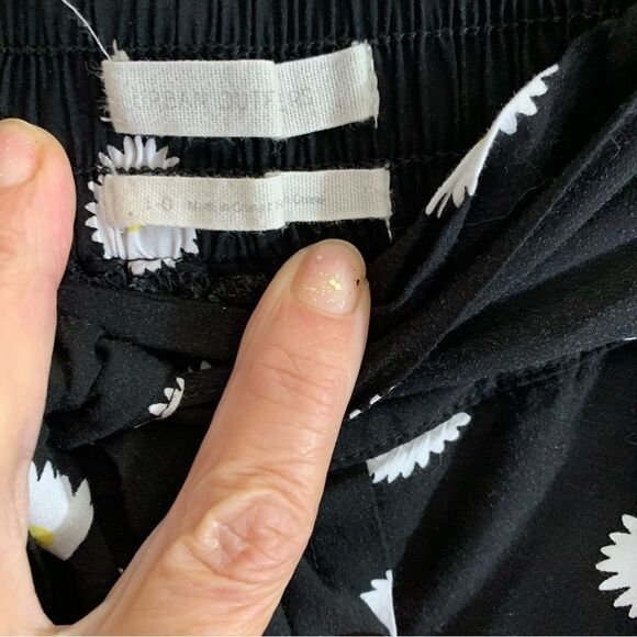 Urban Outfitters Black Daisy Print High Rise Shorts- Large - Picture 6 of 6